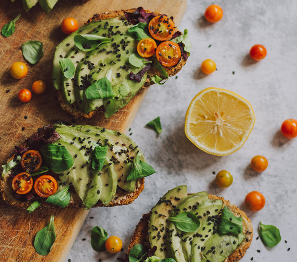 Mozzarella con Aguacate y Pesto de Tomates Rojos