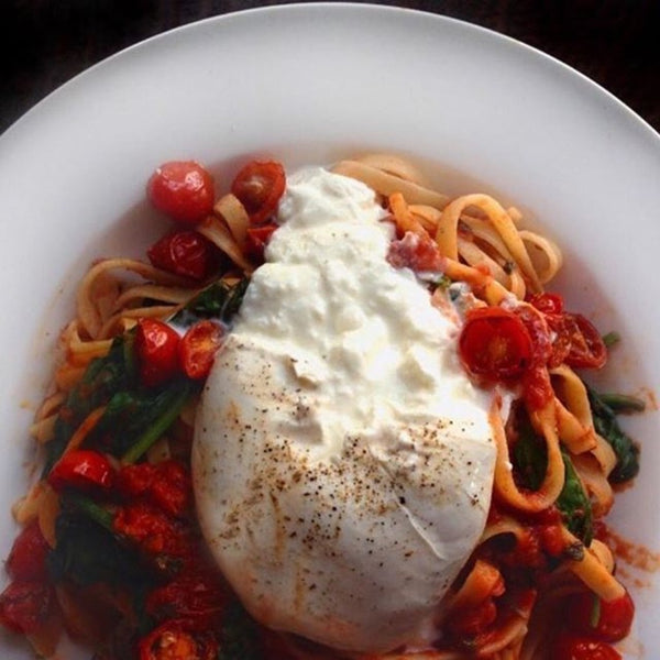 lacteos planetarica spaghetti de tomate y albahaca con burrata